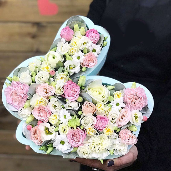 Композиция в каркасе голубой кролик Композиция в каркасе голубой кролик